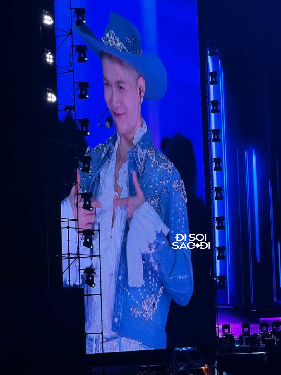 Tạo cú sốc viíua là Anh Tú Atus, anh chàng quyết tâm giấu tóc mới đến cùng khiến màn lộ diện của mình ấn tượng hơn cả. Vẻ điển trai vốn có đi cùng màu tóc bạch kim khiến giao diện của ông xã Diệu Nhi 