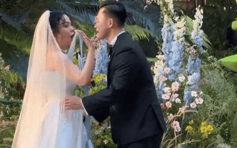 Thái Minh vỡ oà hôn vợ trước sự chứng kiến của gia đình, bạn bè