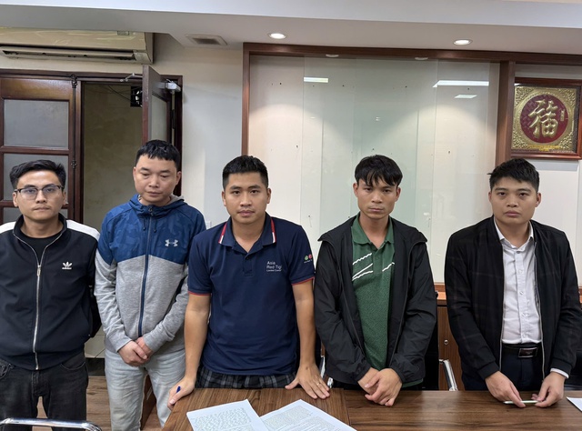 Các đối tượng bị tạm giữ sau phiên đấu giá đất (Ảnh: CACC).