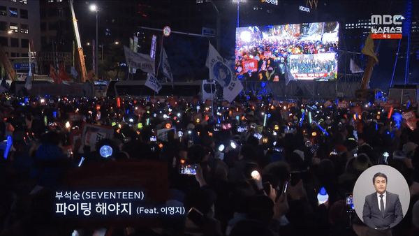 Fan Kpop thắp sáng lightstick trong cuộc biểu tình phản đối Tổng thống Hàn Quốc.