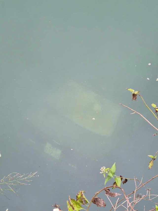 Sáng 9/12, Công an huyện Mai Châu nhận được trình báo của người dân xóm Sạn Sộp, xã Sơn Thủy về việc phát hiện 1 chiếc xe ô tô bị rơi xuống lòng Hồ Thủy điện Hòa Bình khi đang đi đánh cá. Ảnh: MXH