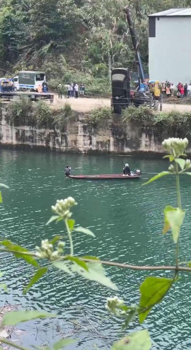 Công an huyện Mai Châu đã nhanh chóng huy động lực lượng, phương tiện tổ chức cứu hộ, trục vớt chiếc xe trên. Ảnh: MXH