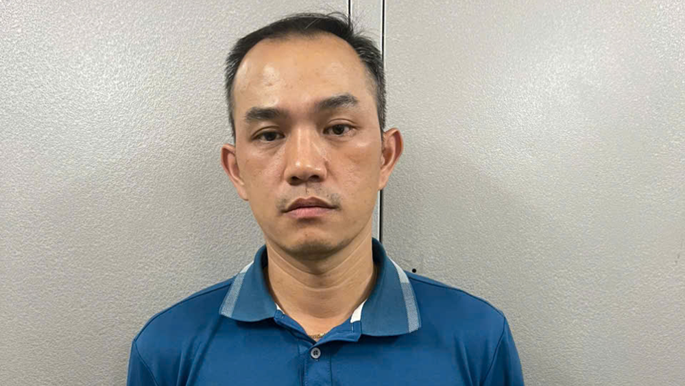 Bùi Thanh Khoa khi bị đưa về Công an quận 4 để làm việc. Ảnh: Công an cung cấp