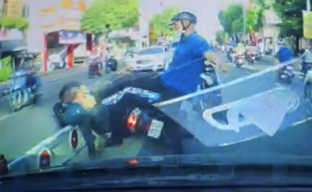 Clip thể hiện diễn biến Khoa đánh tới tấp nam thanh niên giữa phố. Ảnh: Cắt từ clip