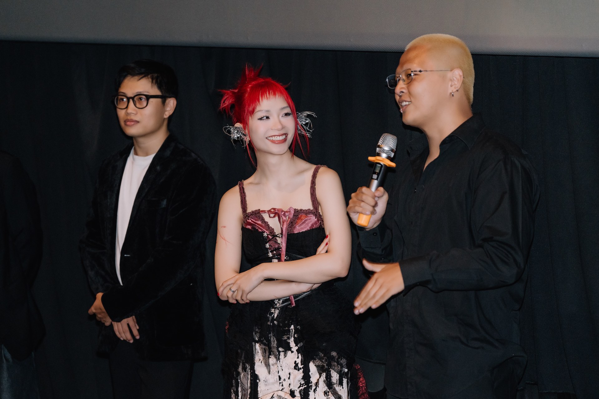 Đạo diễn Phương Vũ - Lâm Vũ dành tặng nhiều lời khen cho sự hết mình lăn xả của marzuz để tạo nên những thước phim đẹp