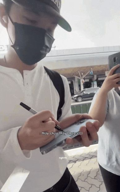 Nhưng ai ngờ anh lại “đáp trả”: “Bởi vậy chờ chi rồi kể. Thấy chưa thấy chưa. Đừng có đợi”