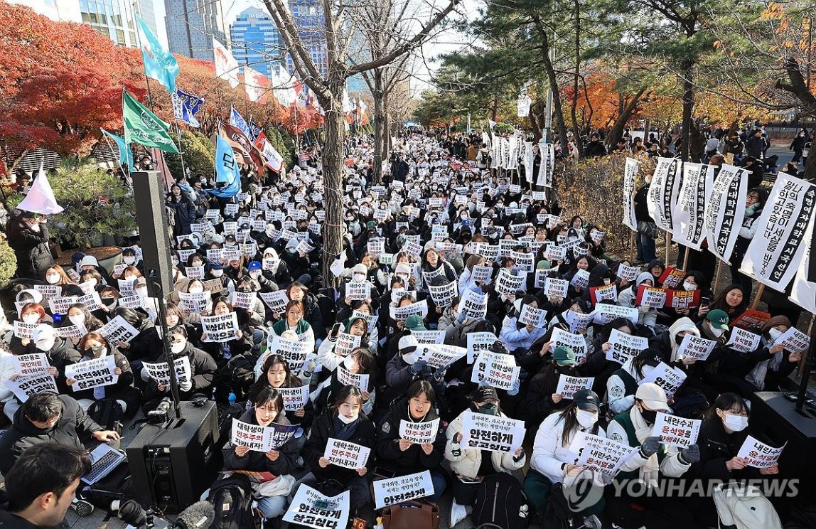 Sinh viên tập trung tại phía Tây Seoul vào ngày 7-12, yêu cầu Tổng thống Yoon Suk-yeol từ chức. Ảnh: Yonhap.