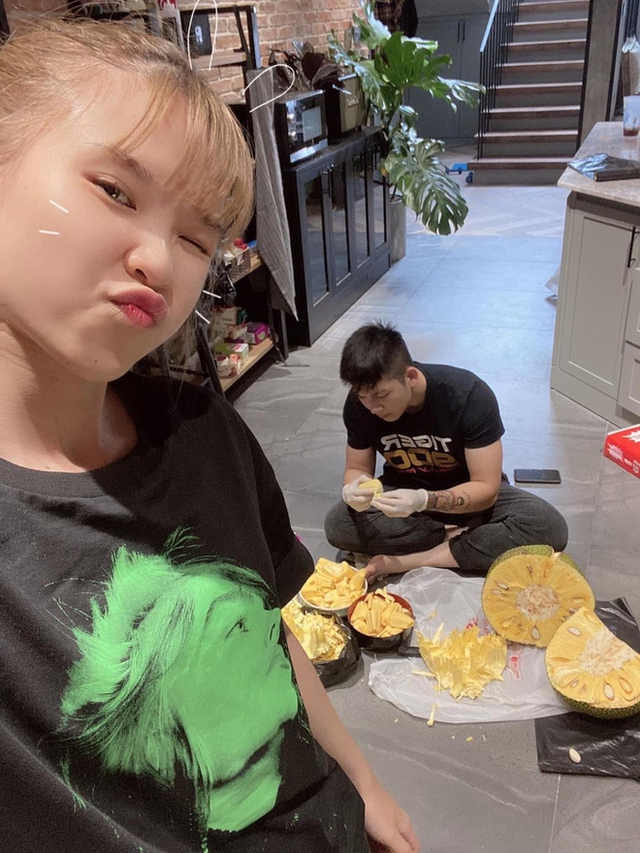 Kelvin Khánh cưng chiều, chăm sóc Khởi My từng chút một