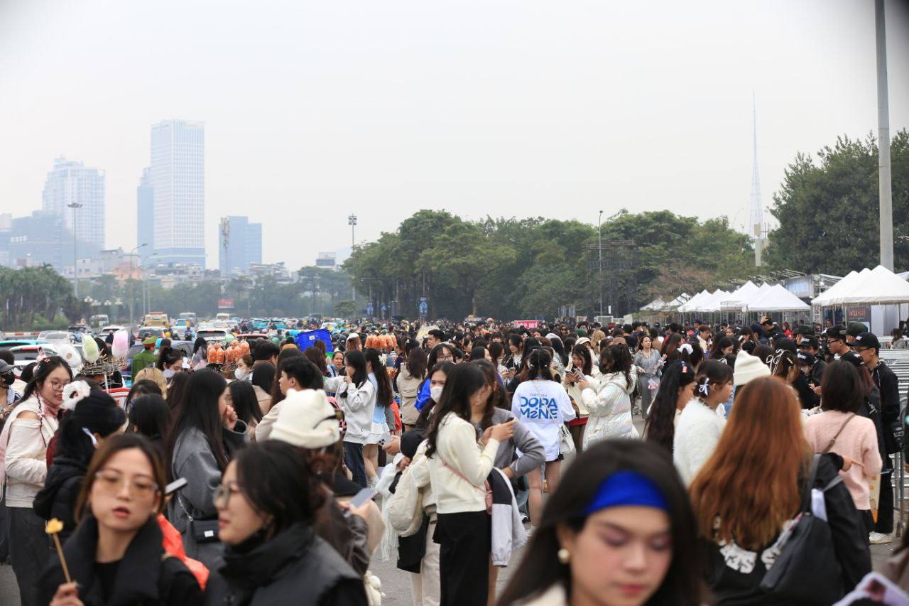 Nhiều người hâm mộ chờ đến sát giờ để săn được giá vé rẻ hơn