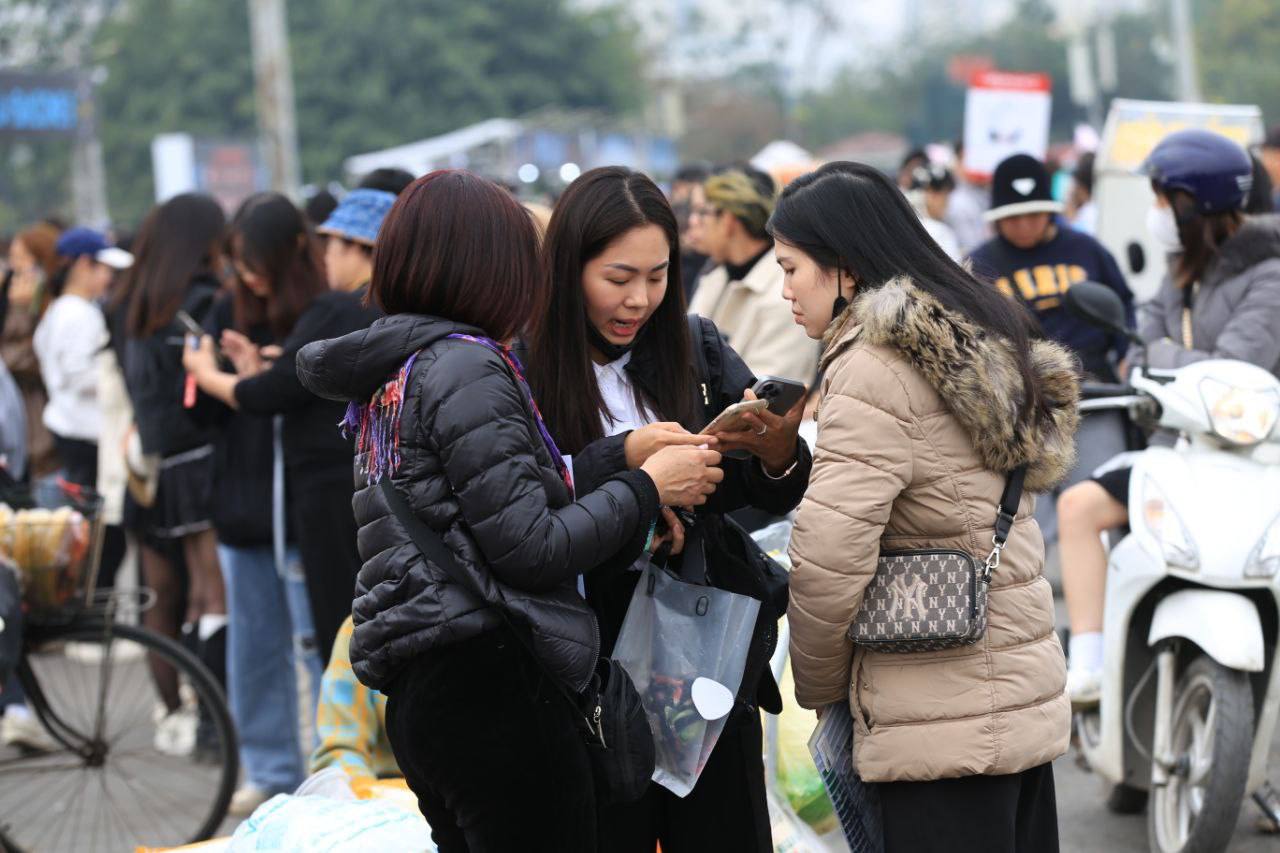 Thị trường phé vé sôi động sát giờ G.