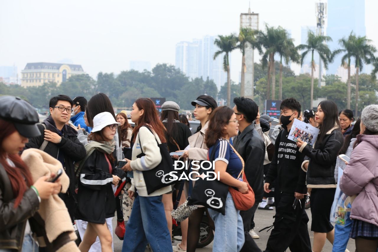 Tập trung đông đúc nhưng mọi người khá từ tốn, không vội vã