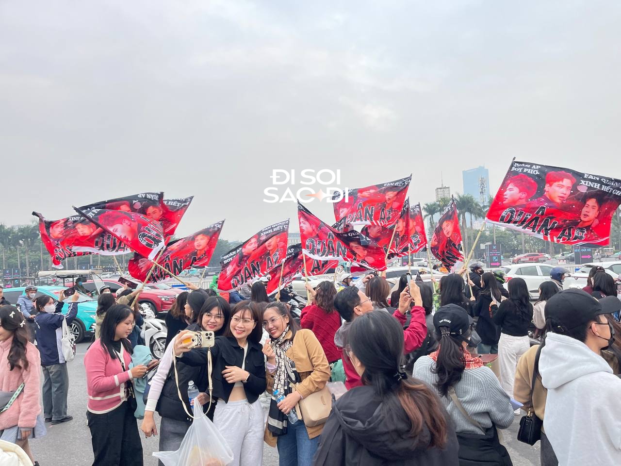 Nhiều người ghé check-in khu vực đỏ của fan Quân A.P