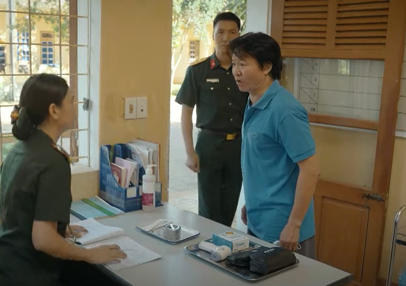 Người dân làm loạn đòi thuốc ở bệnh xá.