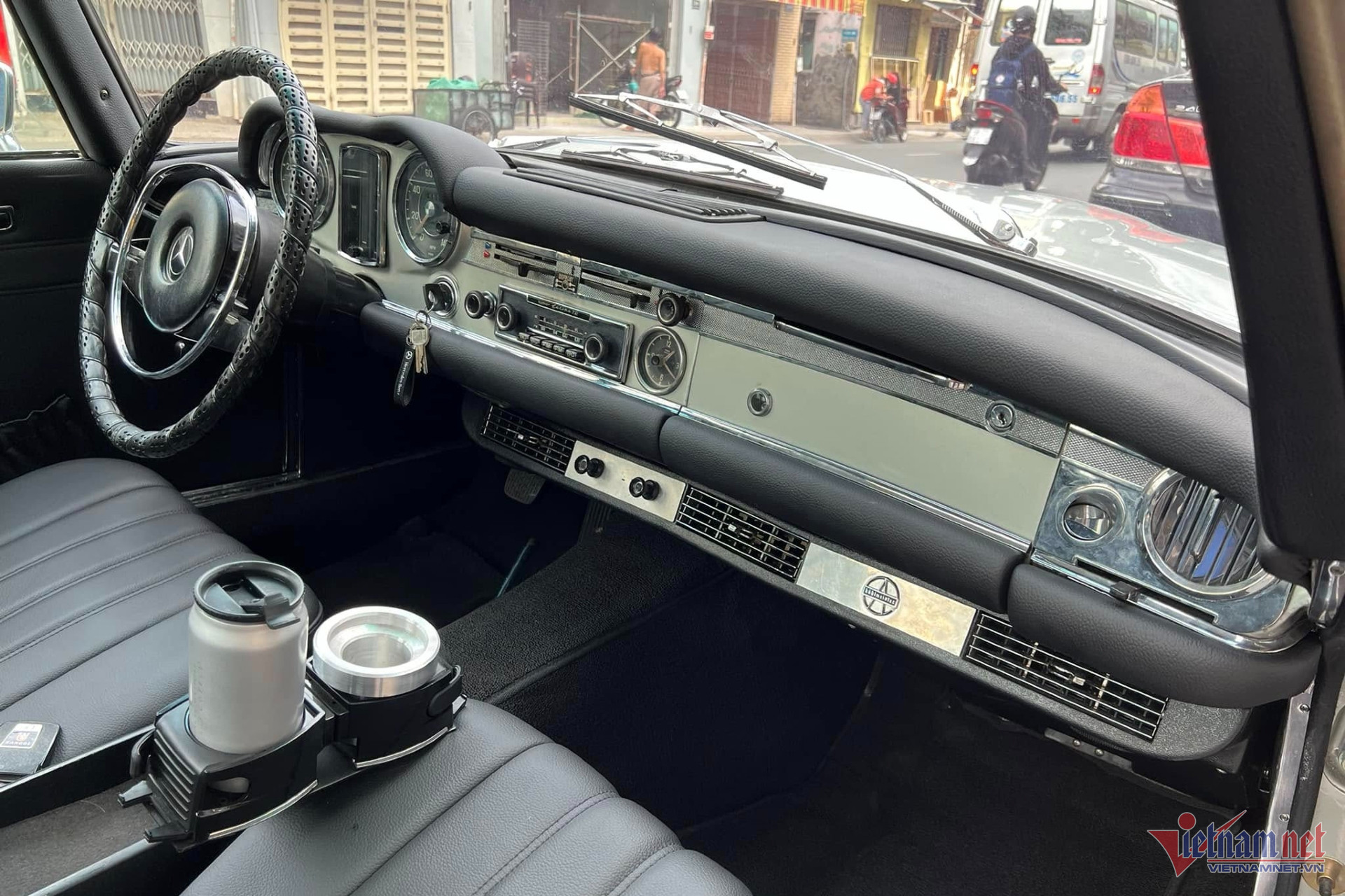 Nội thất của xe được giữ nguyên hiện trạng còn khá hoàn hảo. Chiếc xe còn được trang bị hệ thống điều hòa tự động, một tùy chọn thường chỉ đi kèm với trang bị hộp số tự động 4 cấp dành riêng cho thị trường Mỹ.