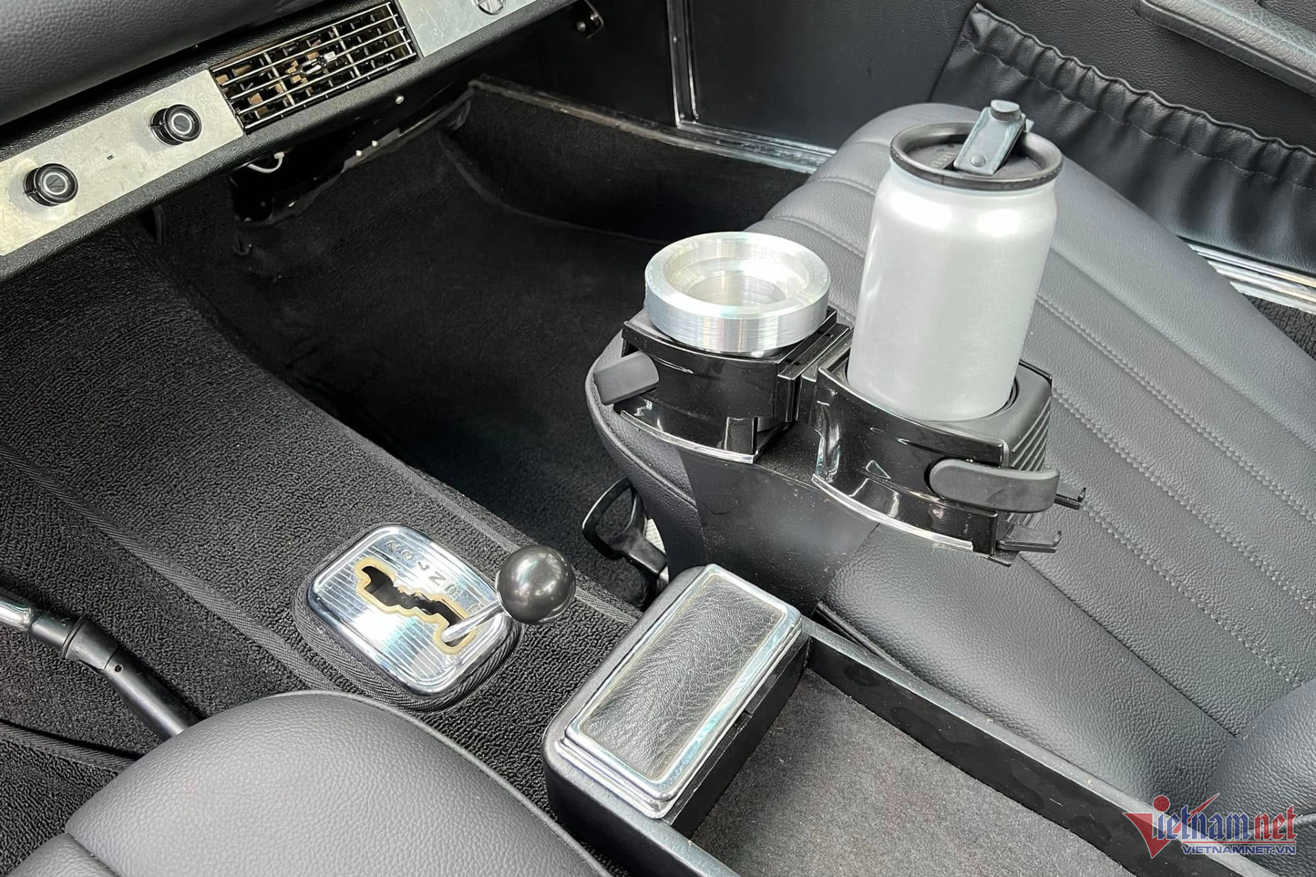 Tương tự các mẫu xe khác trong bộ sưu tập triệu USD của mình, ông Đặng Lê Nguyên Vũ đã lắp đặt thêm giá để cốc cà phê cũng như gạt tàn xì gà.