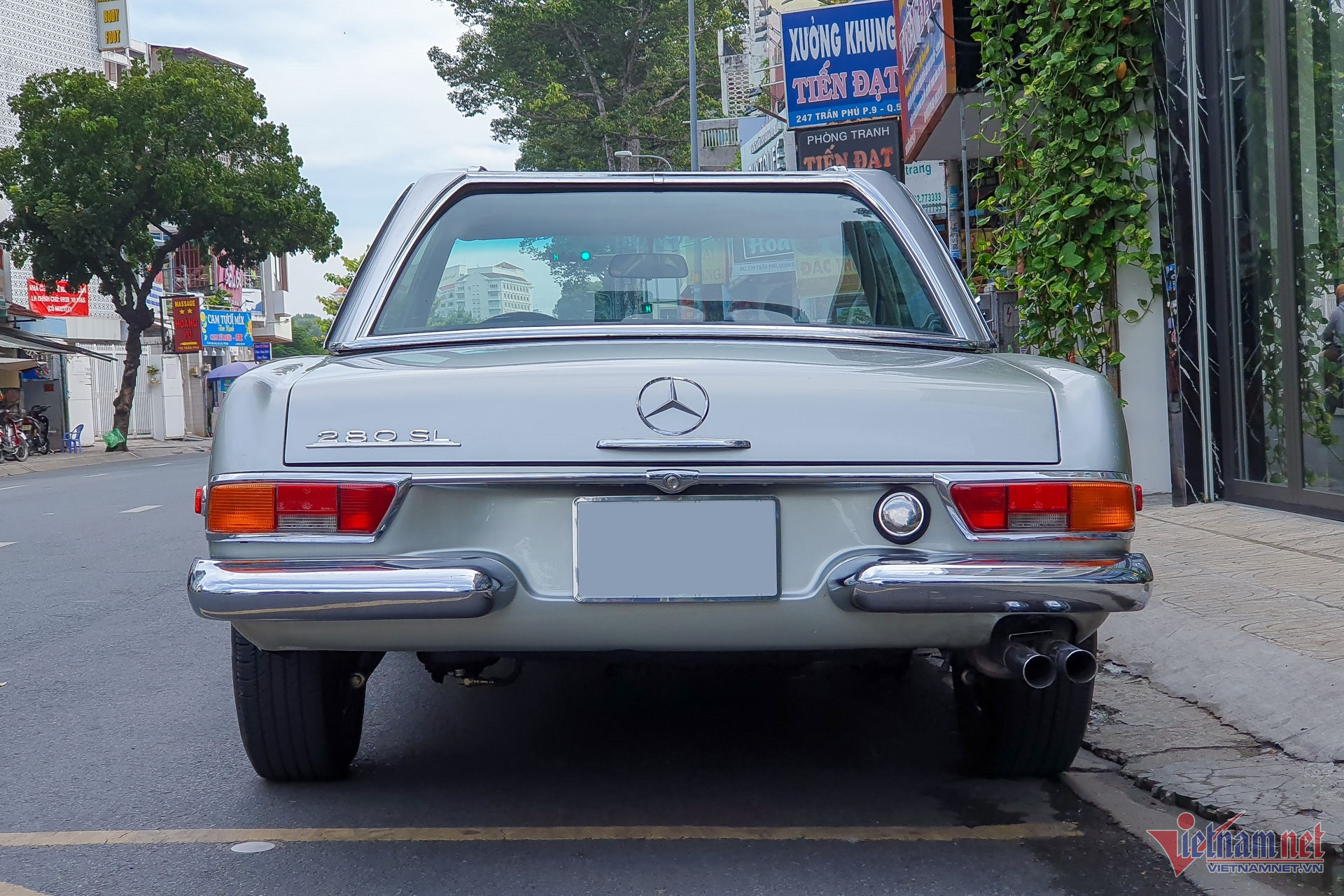 Thiết kế phần đuôi của chiếc Mercedes-Benz 280 SL khá tương đồng với mẫu sedan W111, vốn là nền tảng để các nhà thiết kế tạo nên chiếc W113.