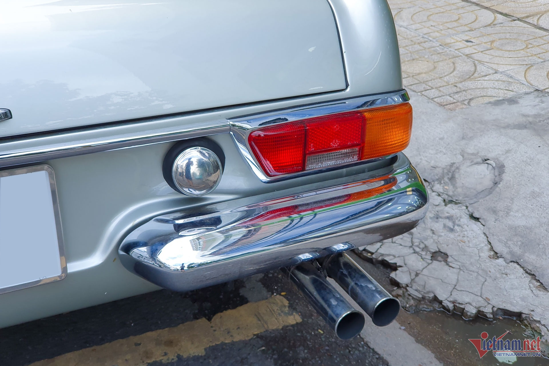 Nắp bình xăng được đặt ở phía sau thân xe, kế bên cụm đèn hậu phía bên phải. Đây là một chi tiết khá thú vị, vốn chỉ xuất hiện trên các mẫu Mercedes-Benz cổ điển.