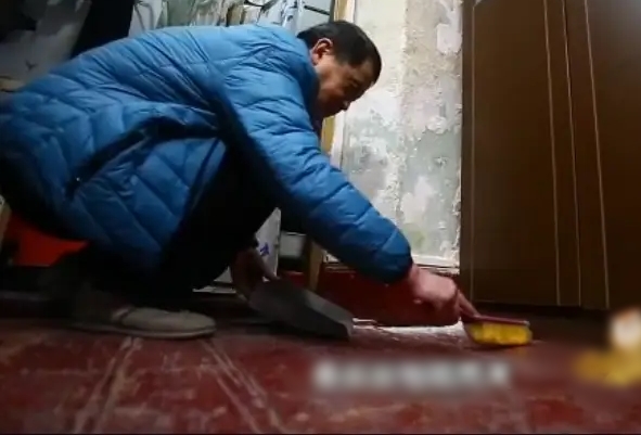 Do bị ẩm nên hiện tượng bong tróc tường nghiêm trọng. Bố cô bạn hai ngày phải dọn sạch bụi tường rơi xuống.