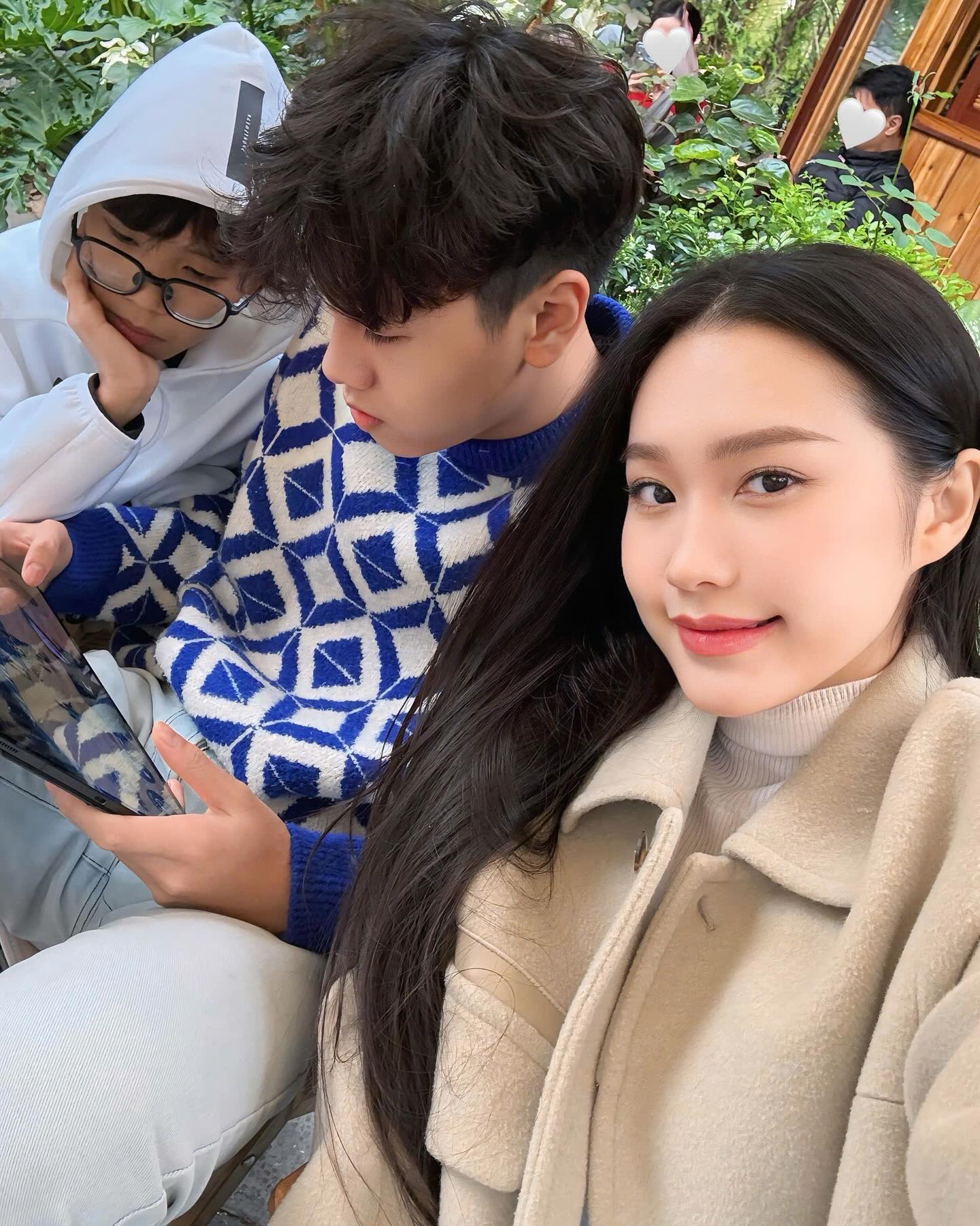 Bà xã Đoàn Văn Hậu và hai em trai