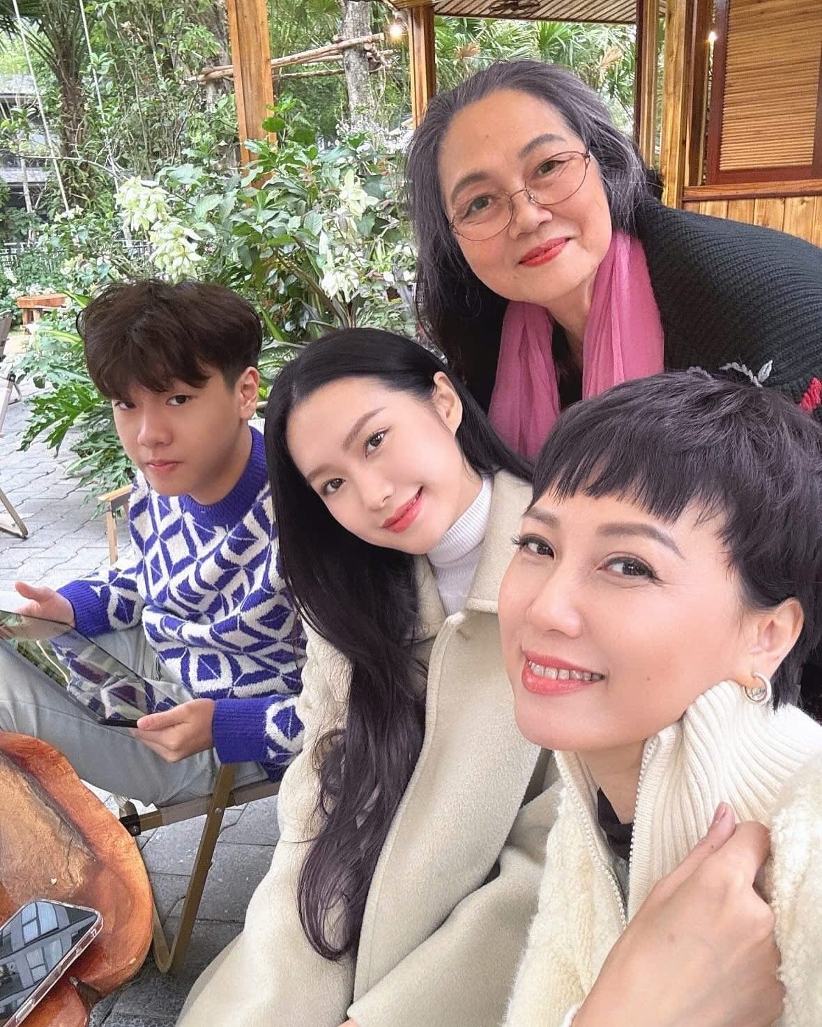 Gia đình ba thế hệ của Doãn Hải My gây chú ý vì visual đẹp đều