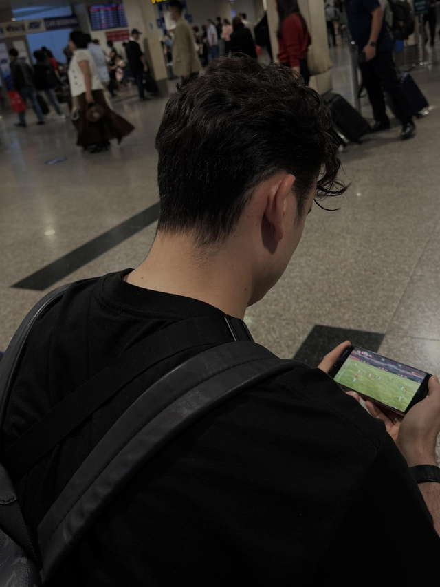 Văn Lâm cổ vũ đội tuyển Việt Nam từ xa