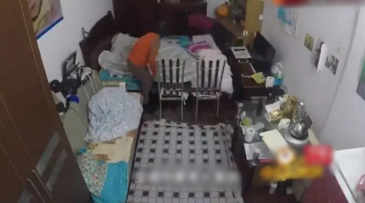 Vì trong nhà chỉ có một chiếc giường đôi nên Triệu An cùng mẹ và cháu trai được ưu tiên nằm trên chiếc giường đó. Bố của cô bạn ngủ sofa, còn vợ chồng anh trai trải thảm ngủ dưới nền nhà.