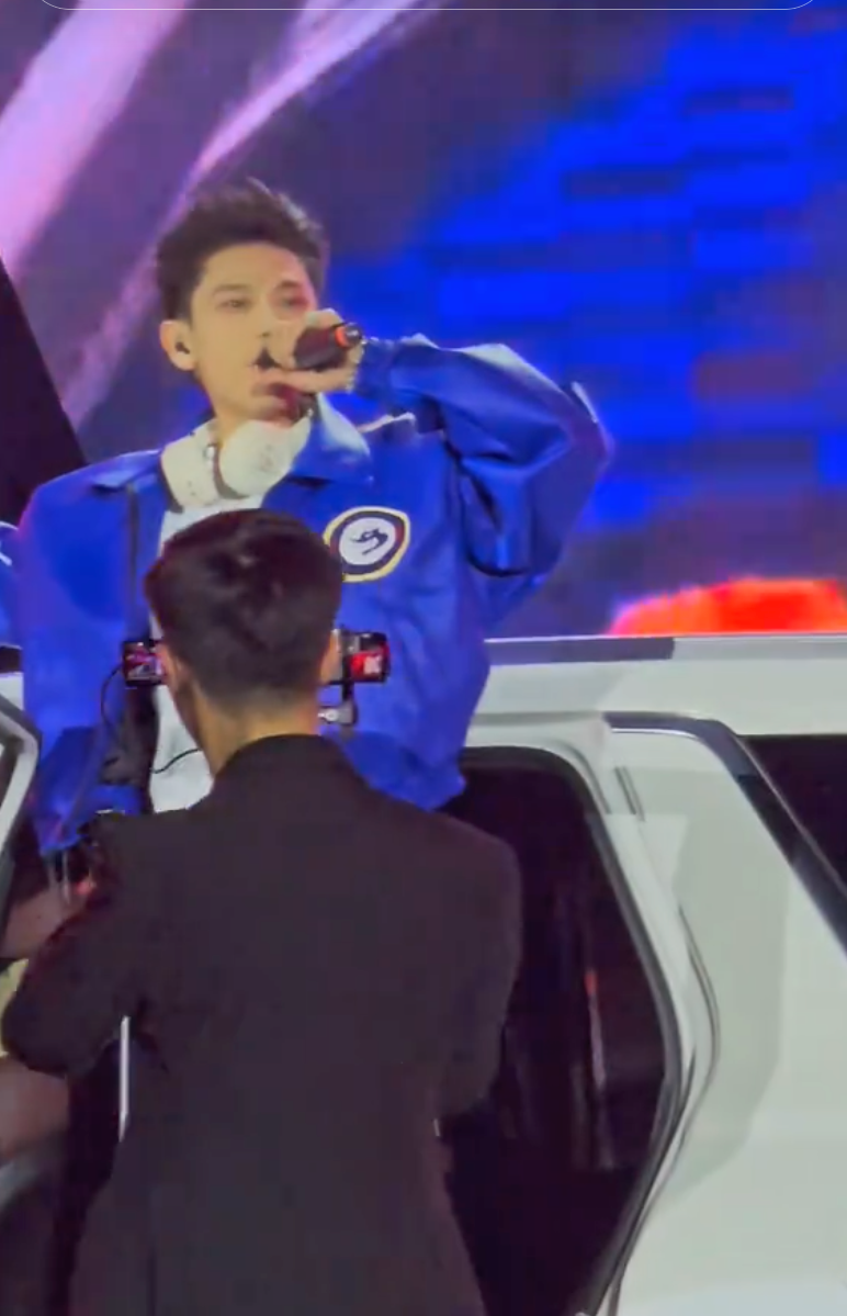 Isaac di chuyển đến TP.HCM trong tối 8/12 để tham dự một sự kiện âm nhạc