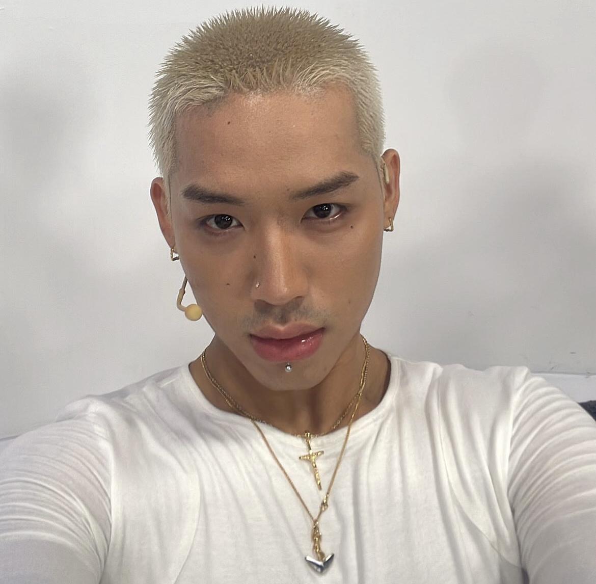 Nam ca sĩ sở hữu đôi môi căng mọng, bóng hồng khiến ai nấy cũng nghĩ là bơm môi