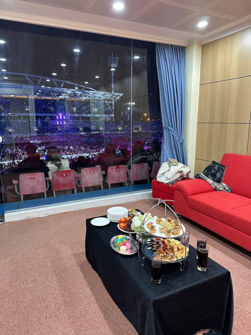 Tiệc finger food của hạng vé 20 triệu được nhân viên phục vụ tận phòng