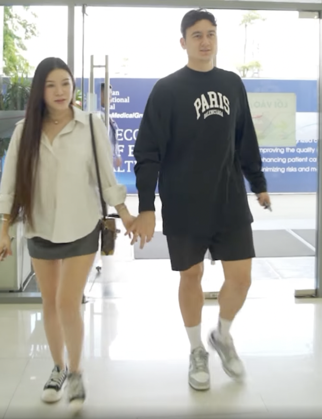 Văn Lâm đưa vợ đi khám thai từ thời điểm cô nàng bầu 21 tuần