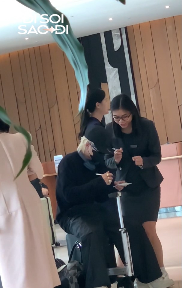 Rhyder nhí nhố, ký tặng mọi người trước khi ra về