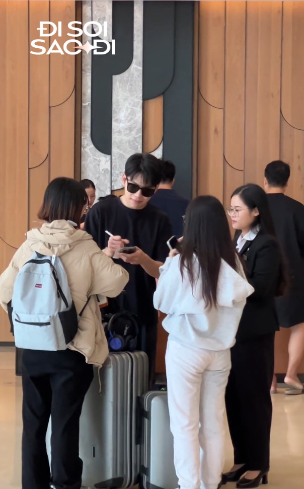 Quang Trung được các fan vây quanh