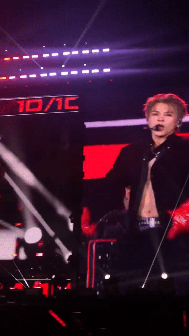 Giữa phần diễn, Quang Trung bất ngờ có hành động xé nhanh chiếc áo đang cài hờ, để lộ cơ bụng của Thái Ngân. Hình ảnh được focus rõ nét trên màn hình lớn khiến khán giả hú hét không ngừng.