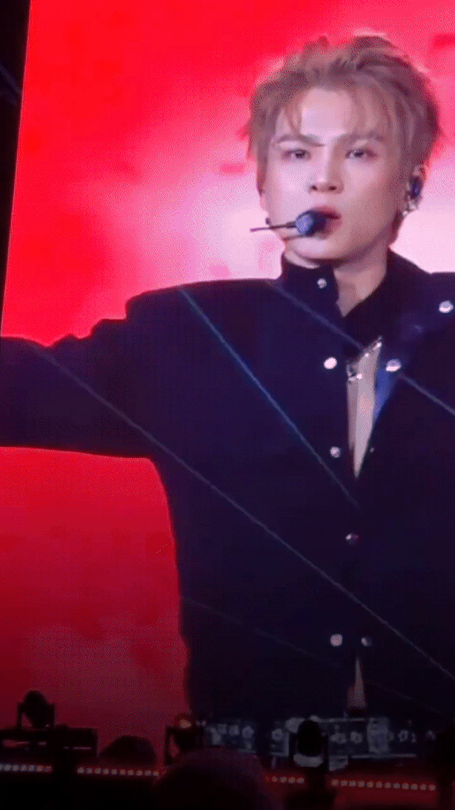 Không chỉ có cơ bụng lấp ló là moment 