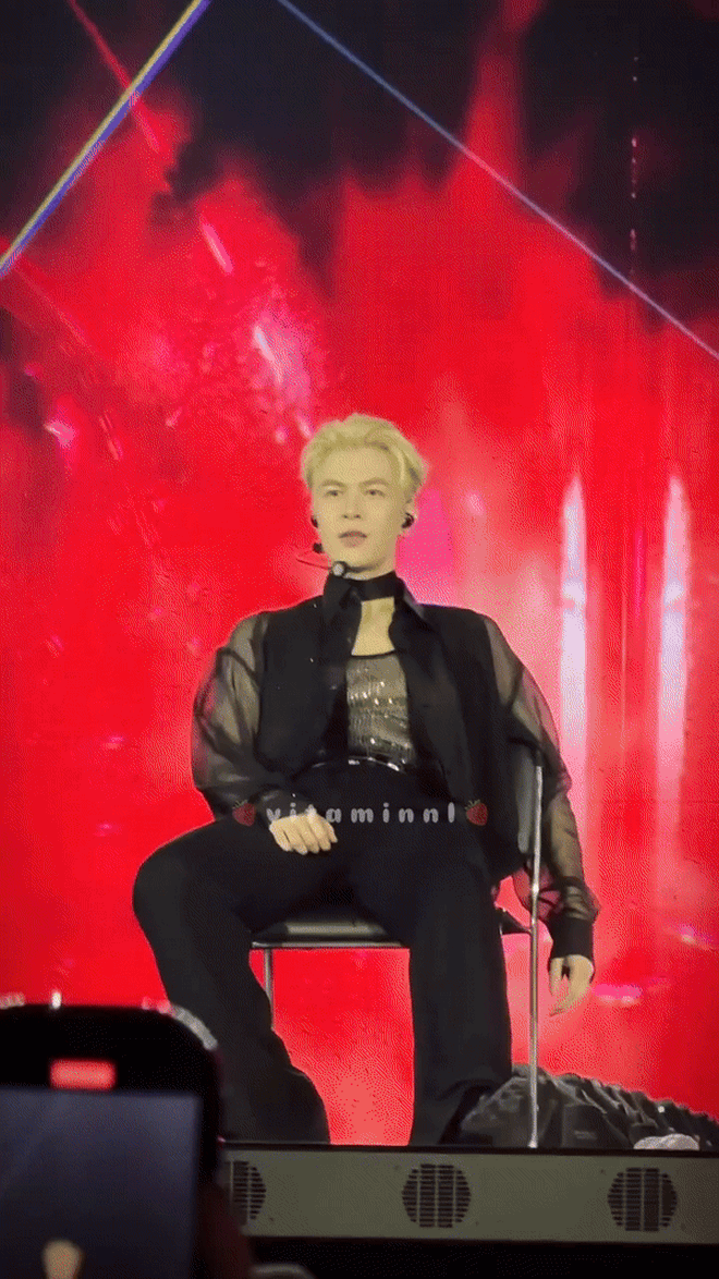 Một nửa thành viên còn lại cùng trình diễn 10/10 là 2 nhan sắc được cộng đồng fan Anh Trai Say Hi mê đắm - Hùng Huỳnh và Anh Tú Atus. Diện all-black không những không làm lu mờ mà còn khiến 2 visual này thêm phần phát sáng (Nguồn @vitaminnl).