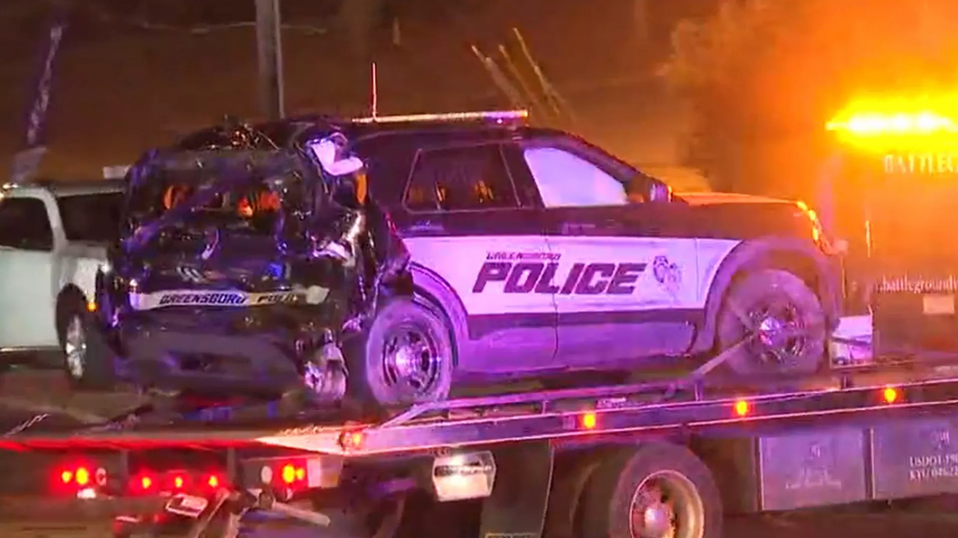 Chiếc xe cảnh sát Ford Explorer đã bị hư hỏng nặng sau khi bị tàu hỏa tông vào. Ảnh chụp màn hình