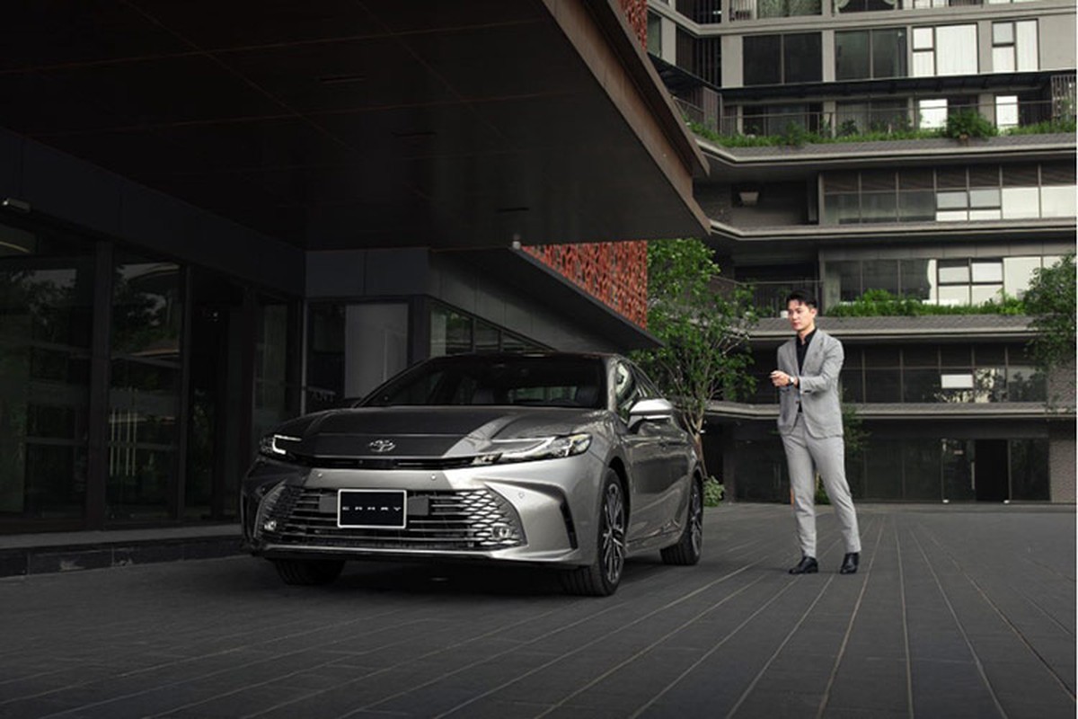 Phanh hỗ trợ đỗ xe sẽ đưa ra cảnh báo (âm thanh), giảm công suất động cơ, tự động phanh khi phát hiện có vật thể tĩnh (phía trước và phía sau) hoặc phương tiện tiếp cận từ phía sau xe giúp khách hàng hạn chế va chạm và lái xe/đỗ xe an toàn ở tốc độ thấp. 