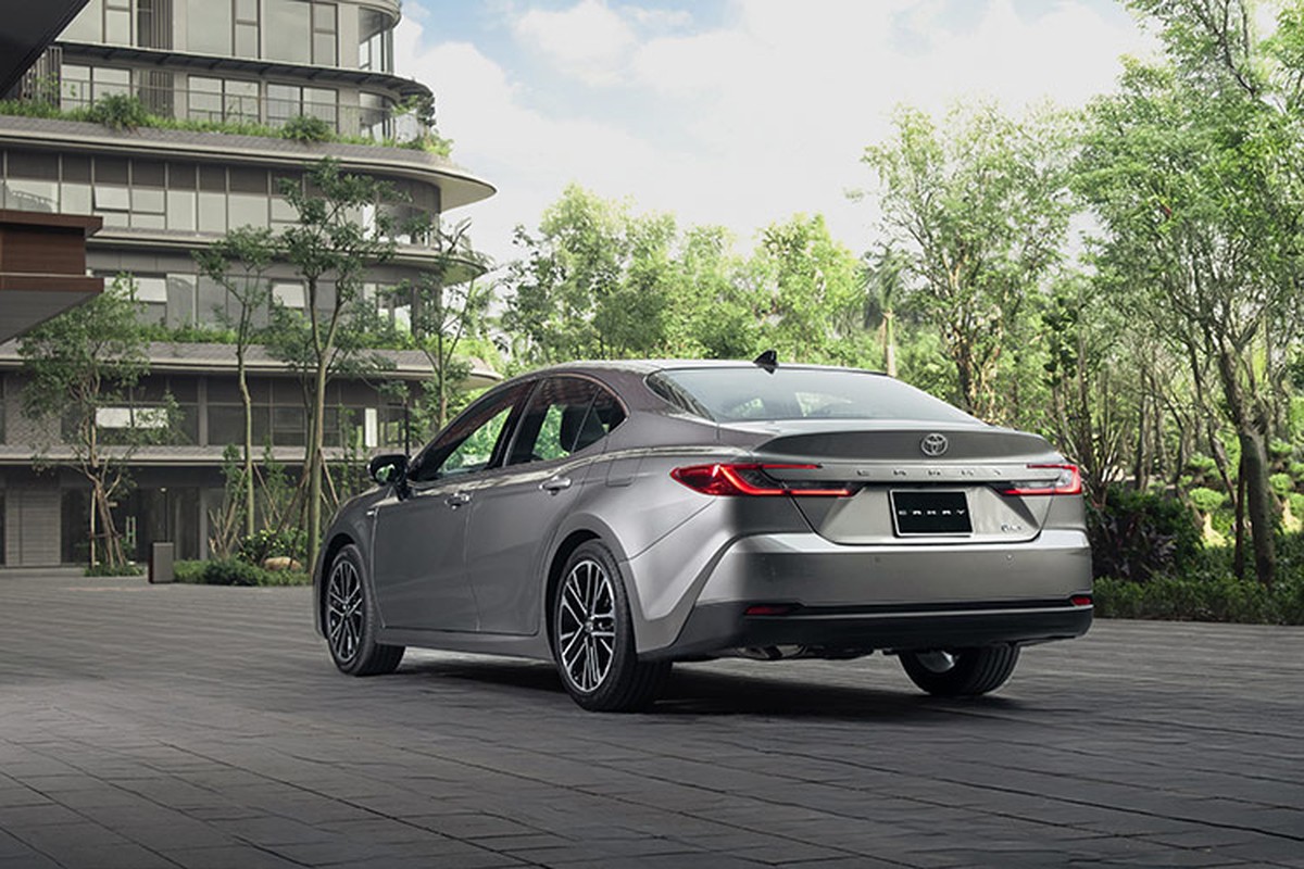 Ngoại thất của Camry 2025 được lột xác với thiết kế mới giàu cảm xúc, trẻ trung hơn, thể thao. Thiết kế phần đầu xe được lấy cảm hứng từ hình ảnh mạnh mẽ của “Cá mập đầu búa” với lưới tản nhiệt họa tiết kim cương mở rộng sang hai bên tạo nên vẻ ngoài bề thế và đầy uy lực.