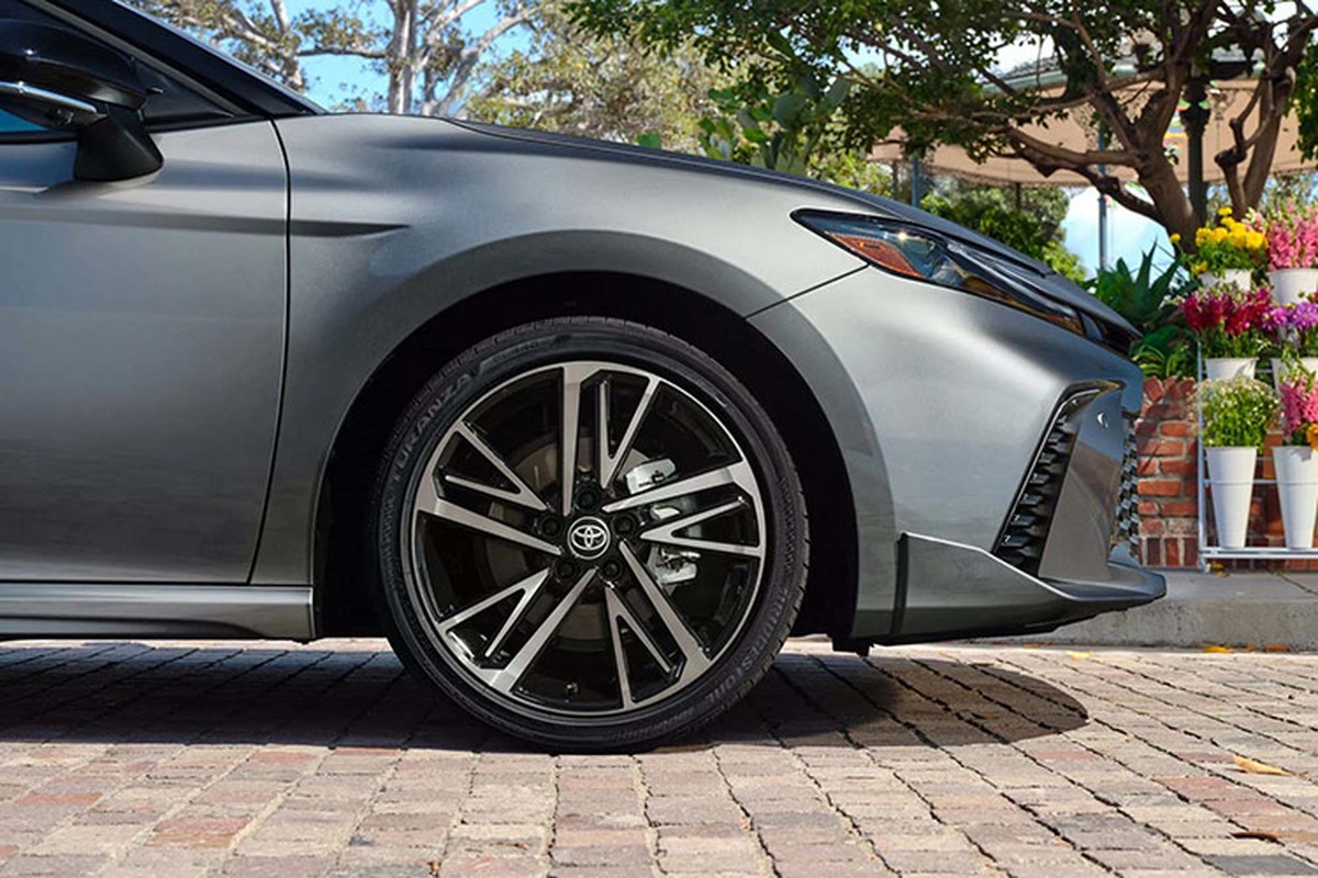 Ngoài ra, cột C của mẫu xe sedan cỡ D - Toyota Camry hoàn toàn mới 2024 được hạ thấp và phần mở rộng cửa sổ được kéo dài về phía sau để tạo sự liền mạch và mượt mà trong thiết kế.