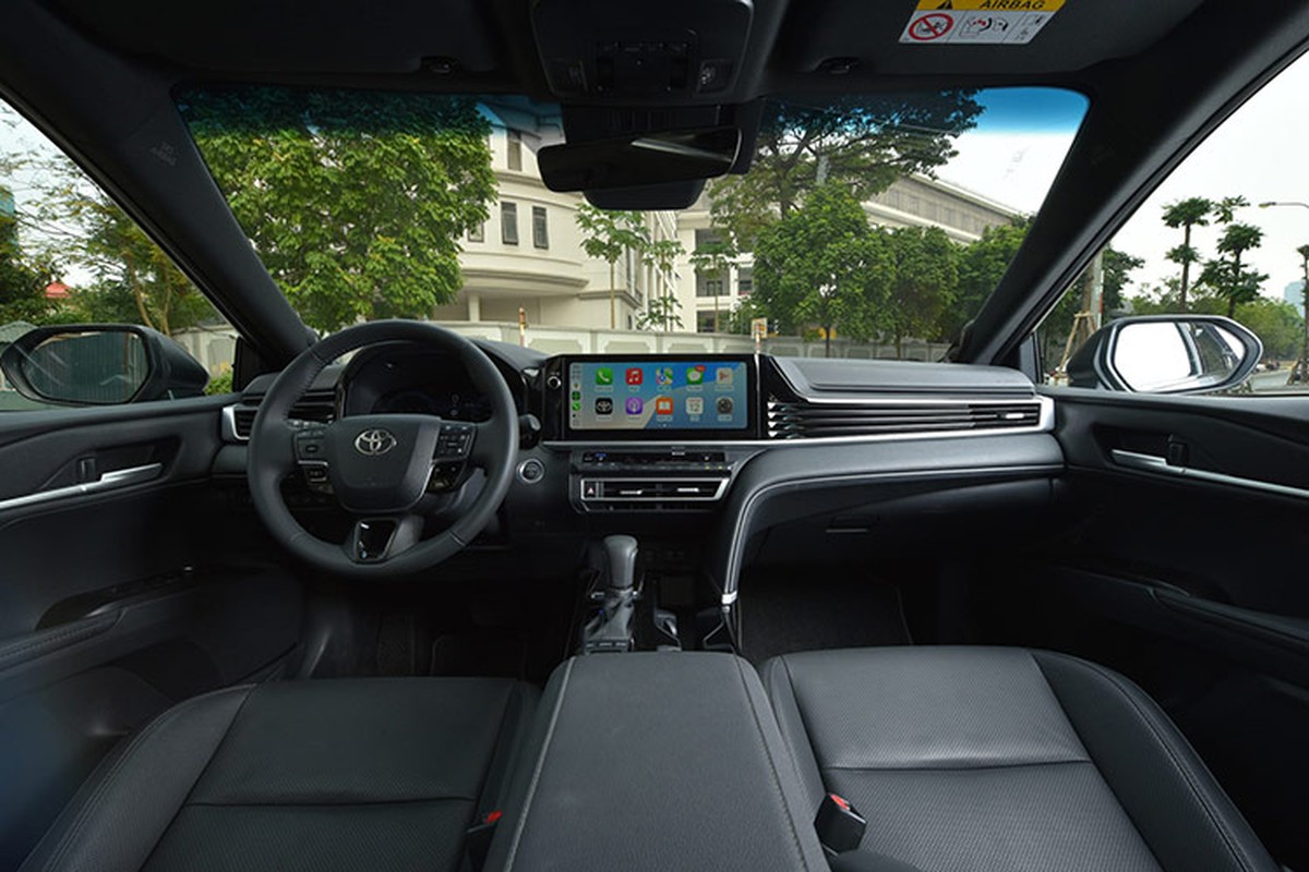 Không gian nội thất của Camry hoàn toàn mới nổi bật với phong cách đơn giản và hiện đại. Màn hình giải trí được bố trí theo nghệ thuật tạo hình cây đàn guitar. Ngời ra, xe còn được nâng cấp công nghệ cho phép cá nhân hóa phần cài đặt.