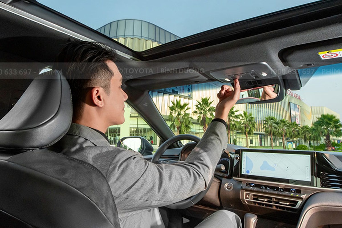 Ngoài ra, màn hình cảm ứng đa phương tiện đã được tăng kích thước lên 12.3 inch mang lại trải nghiệm rõ nét và kết nối điện thoại thông minh không dây tiện nghi hơn. Cửa sổ trời toàn cảnh được mở rộng tối đa mang lại ánh sáng tự nhiên phủ khắp không gian và mọi vị trí ngồi trên xe.