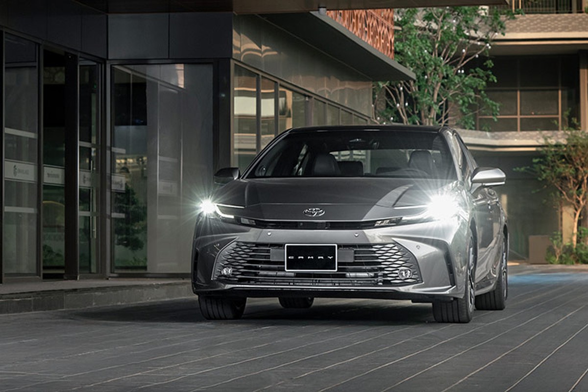 Pin Hybrid trên Camry 2025 được chuyển từ dạng Ni-MH sang Lithium-ion với kích thước pin nhỏ gọn hơn, trọng lượng nhẹ hơn và công suất cao hơn. Do đó, mang lại khả năng tăng tốc vượt trội. Chế độ thể thao cũng có sẵn trên phiên bản Hybrid.