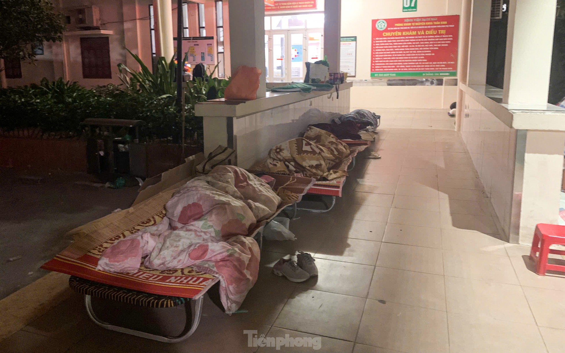 Bên cạnh ghế đá nhiều người ngủ dọc hành lang bệnh viện.