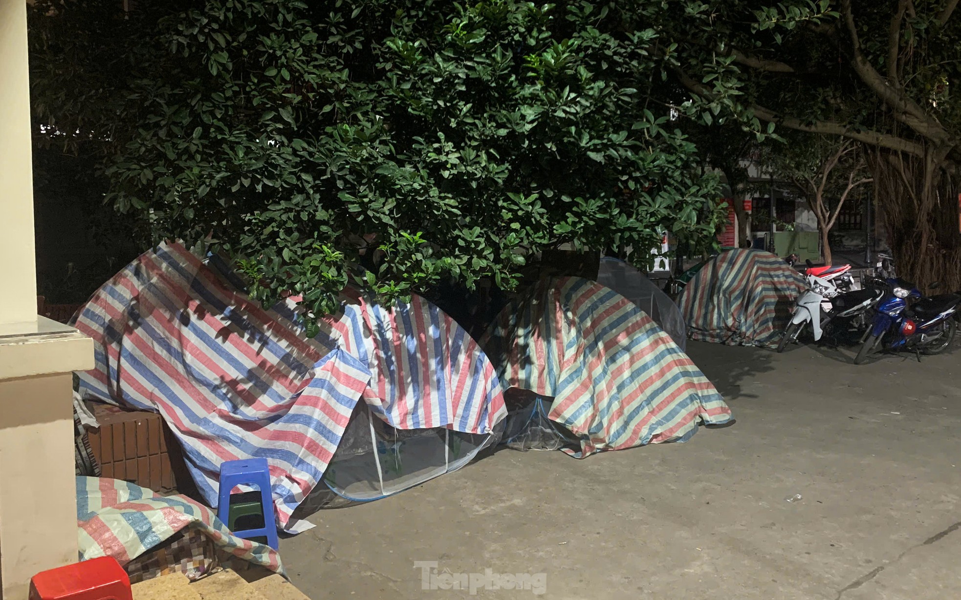 Nhiều người phải căng thêm tấm bạt bên ngoài lều để chắn gió.