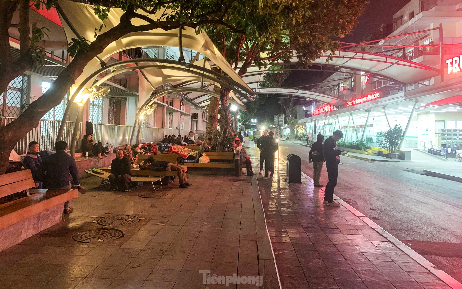 Thời điểm lúc 2h ngày 13/12, nhiệt độ tại Hà Nội giảm sâu, có thời điểm chỉ còn khoảng 12 - 14 độ C. Thế nhưng, nhiều người nhà bệnh nhân tại bệnh viện Bạch Mai vẫn ngồi co ro, tìm đủ cách để giữ ấm cơ thể.