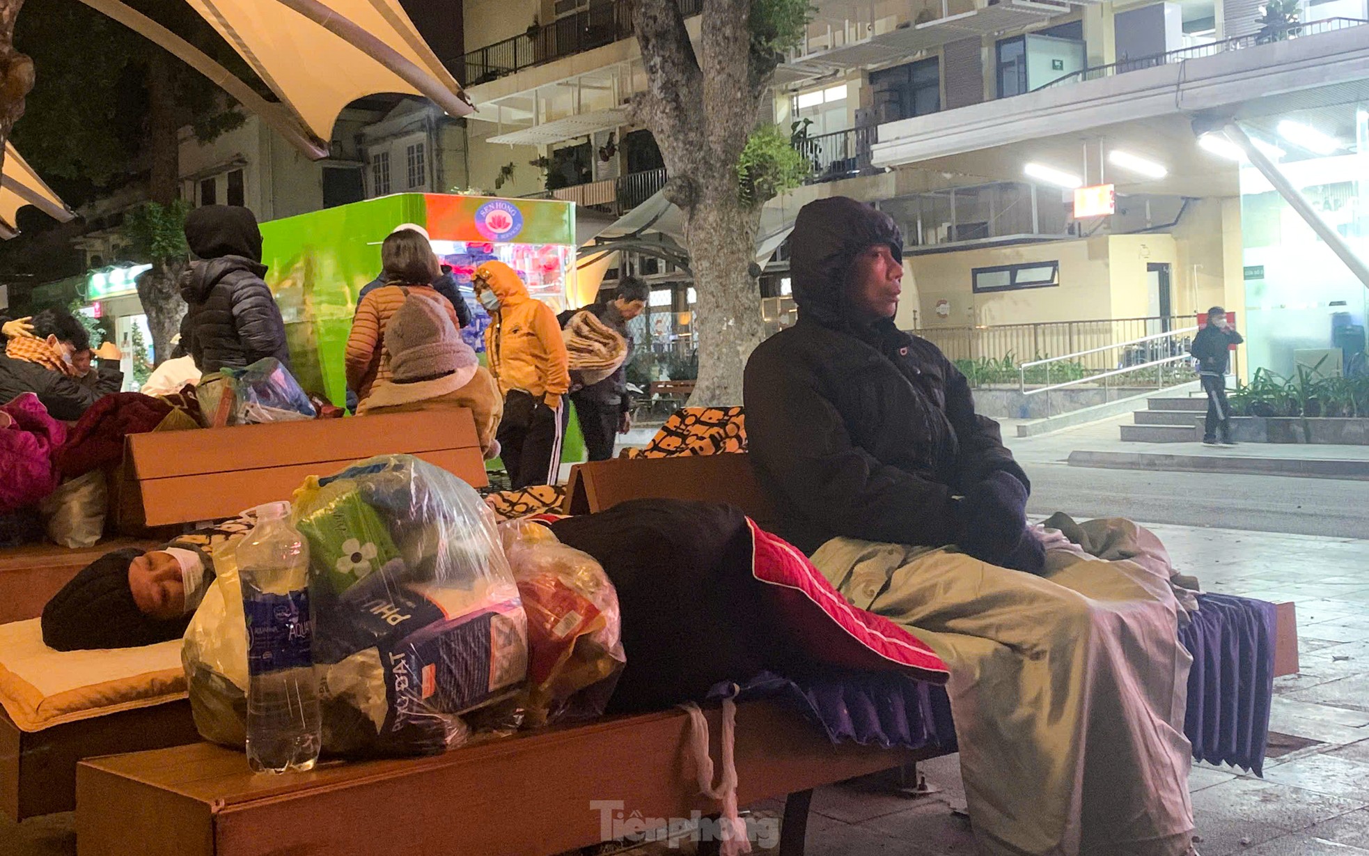 Được biết, họ đa phần là người thân của người đang trong ở khoa Cấp cứu, buộc phải túc trực ở bên ngoài, phòng trường hợp bác sĩ tìm gặp.