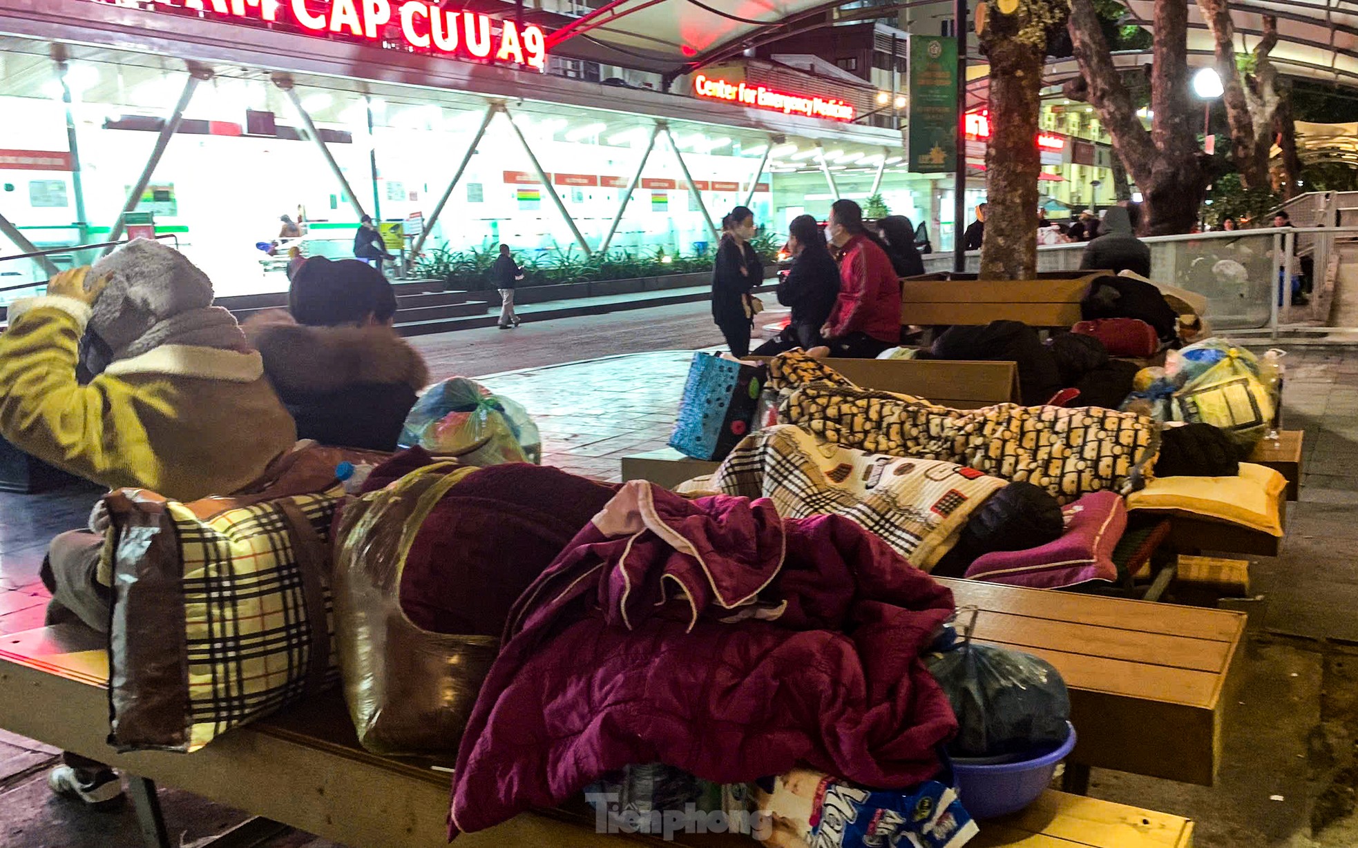 Chăn, chiếu được người nhà mang theo khi đến viện.