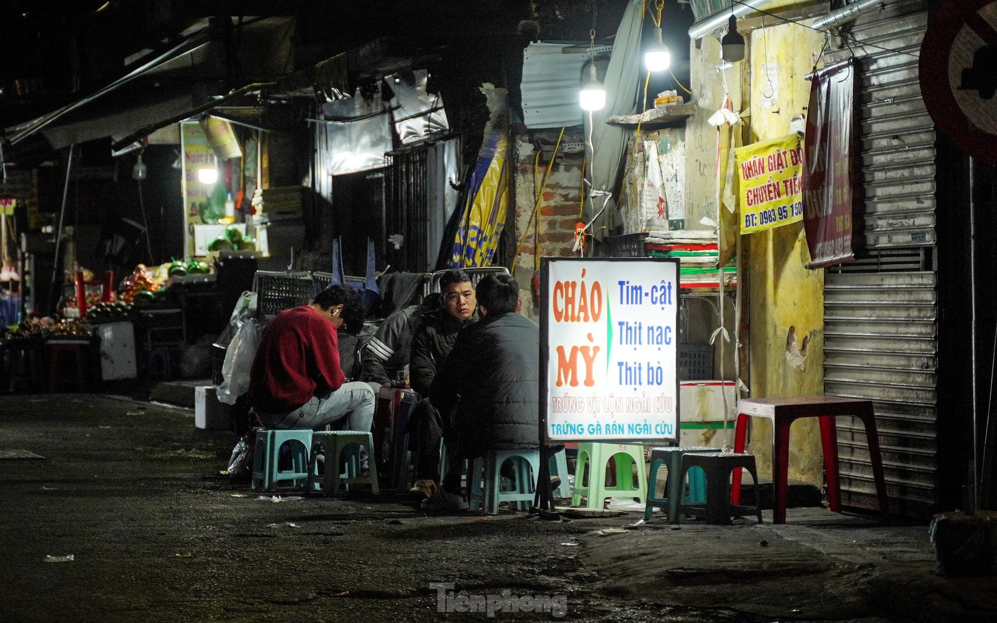 Đối với những người không thể chợp mắt, họ tranh thủ ra ngoài nghỉ ngơi và ăn uống để giảm bớt cái lạnh.