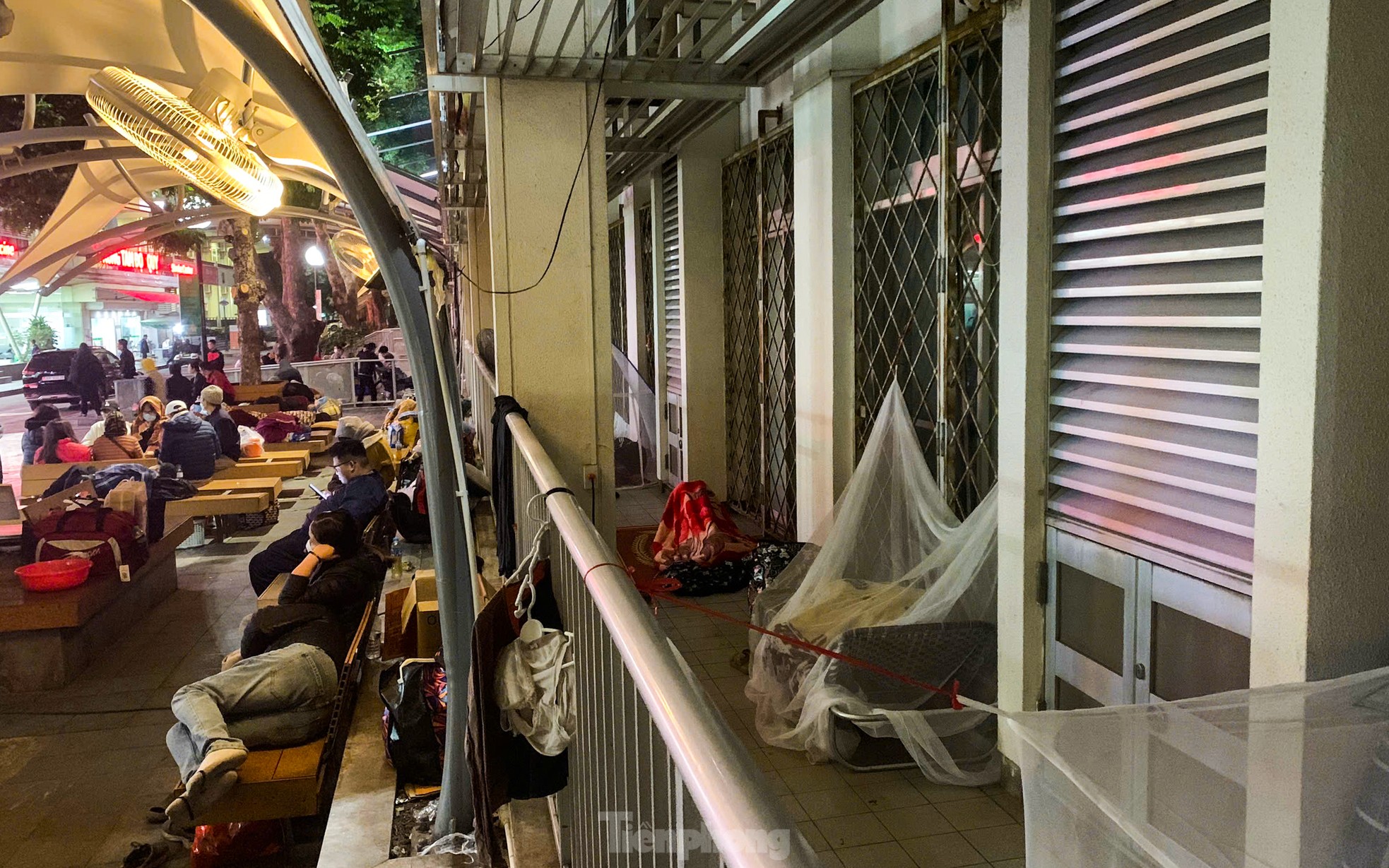 Có người nhà bệnh nhân chuẩn bị sẵn màn để có chỗ chợp mắt, tránh cái lạnh.