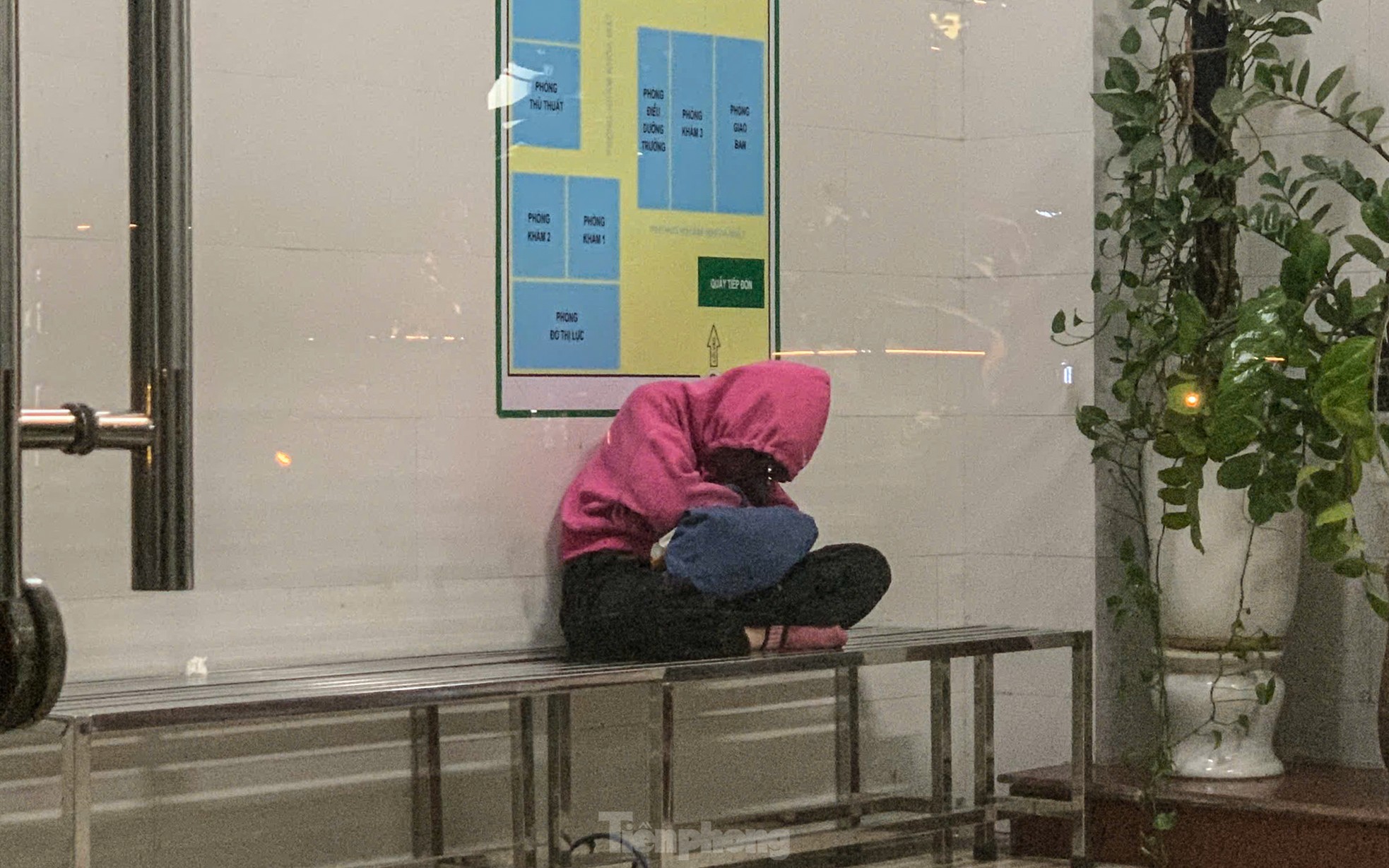 Đến khoảng 3 giờ sáng, nhiệt độ giảm còn khoảng 12 độ C. Những người không mang đủ đồ ấm phải tìm chỗ nghỉ tạm chỗ khuất để tránh gió lạnh.